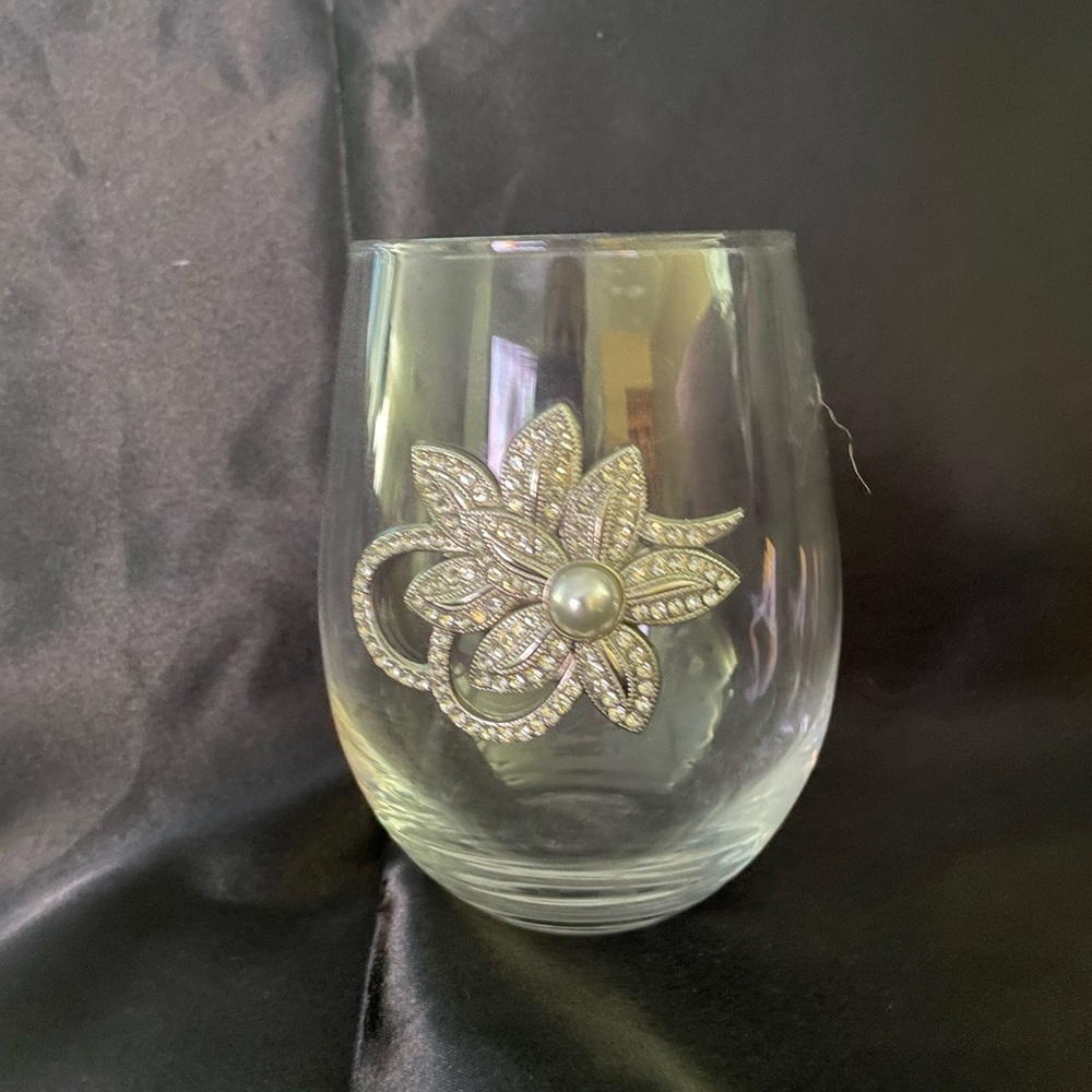 Stemless wine glass with embellishment